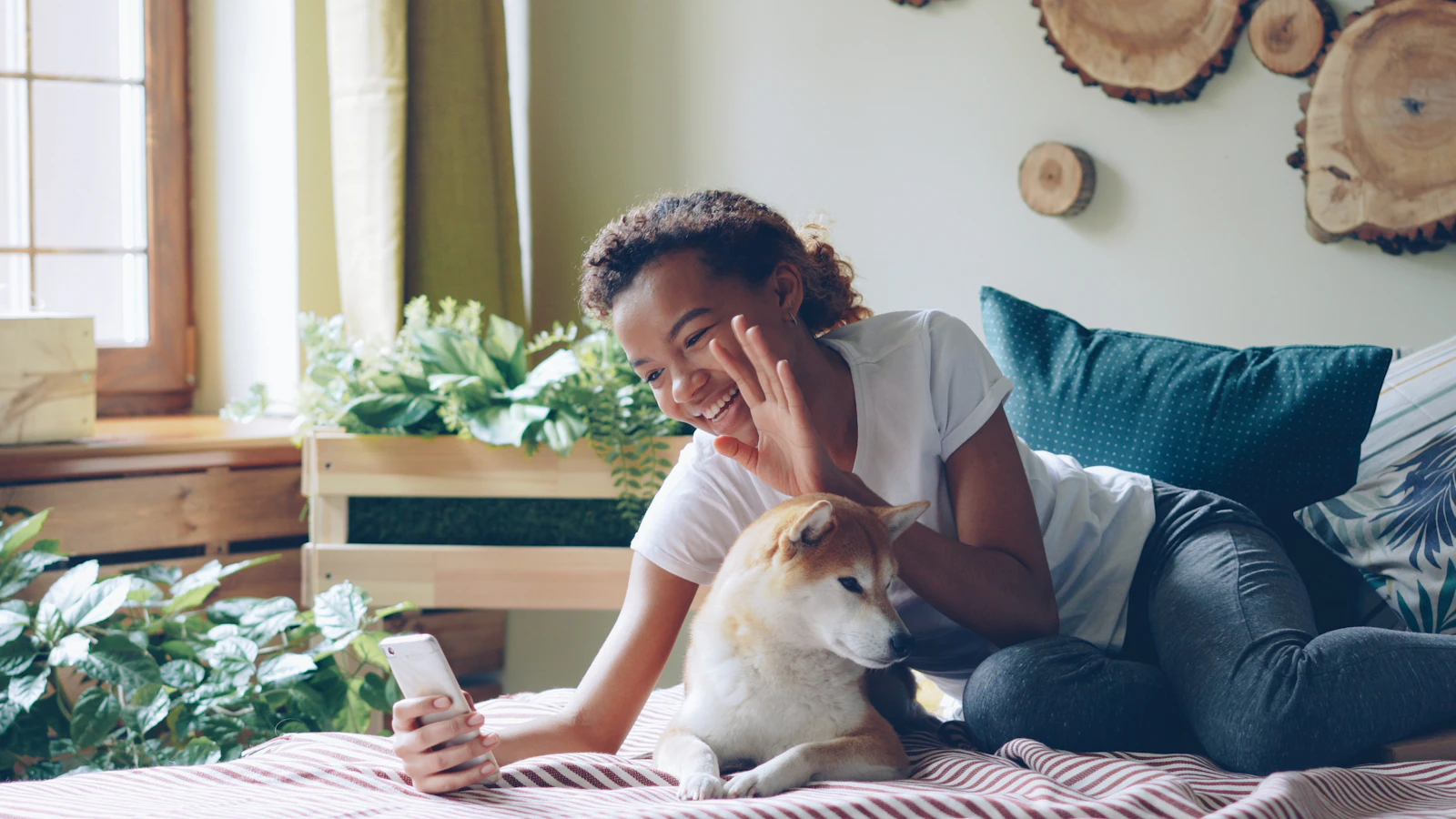 Perro junto a su tutor mientras este habla por teléfono